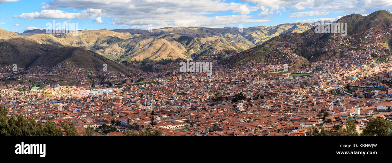 Red Roof Häuser von Cuzco Stadt im Tal und die Anden Panorama, Peru Stockfoto
