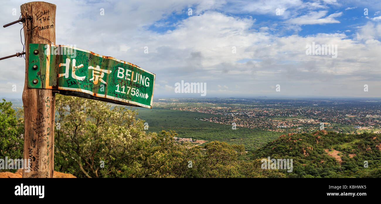Wegweiser nach Peking auf dem Hügel in der Nähe von Gaborone Stadt Ausbreiten über die Savanne, Gaborone, Botswana, Afrika, 2017 Stockfoto