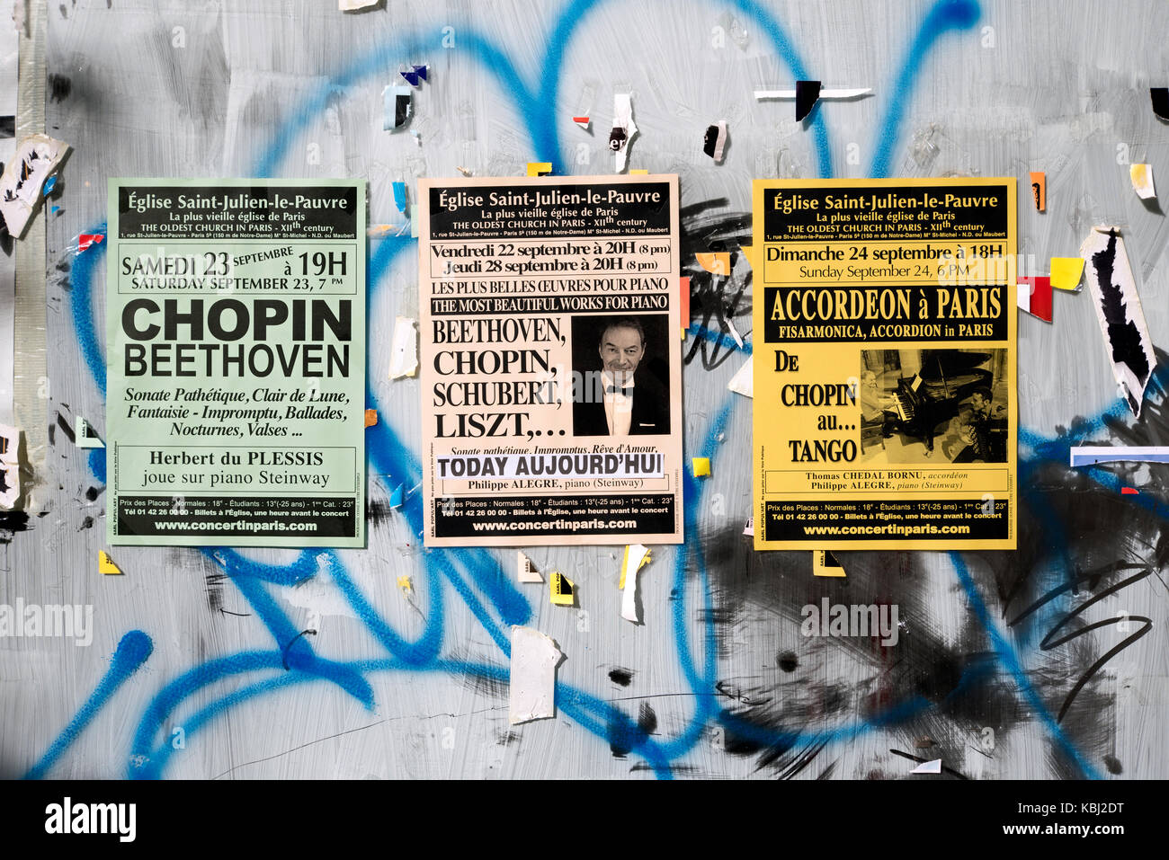 Werbung für eine Reihe von Konzerten in der Église Saint-Julien-le-Pauvre statt auf einen freien Schaufenster im lateinischen Viertel von Paris. Stockfoto