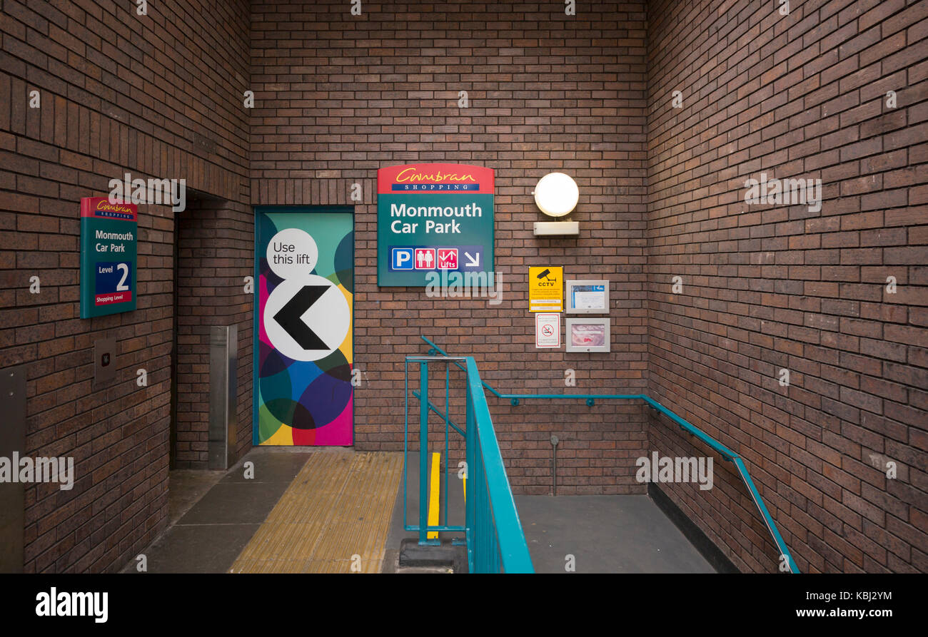 Treppe und Aufzug in Monmouth Parkplatz aus Cwmbran Shopping Center. Cwmbran, Großbritannien Stockfoto