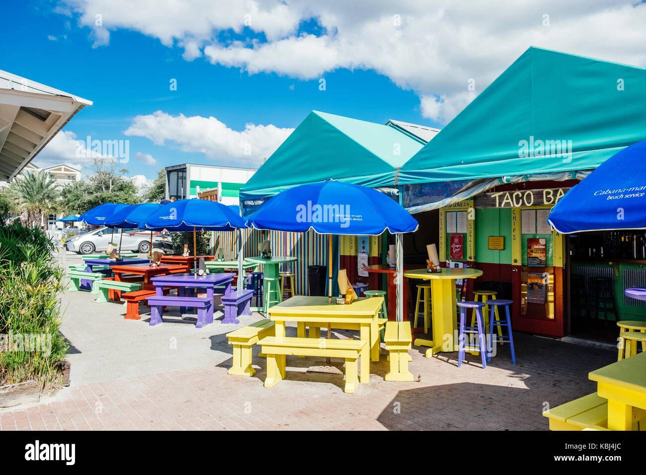 Leere Tabellen an einem Taco Bar in Seaside Florida, United States, einem beliebten Golf von Mexiko Pfannenstiel Reiseziel. Stockfoto