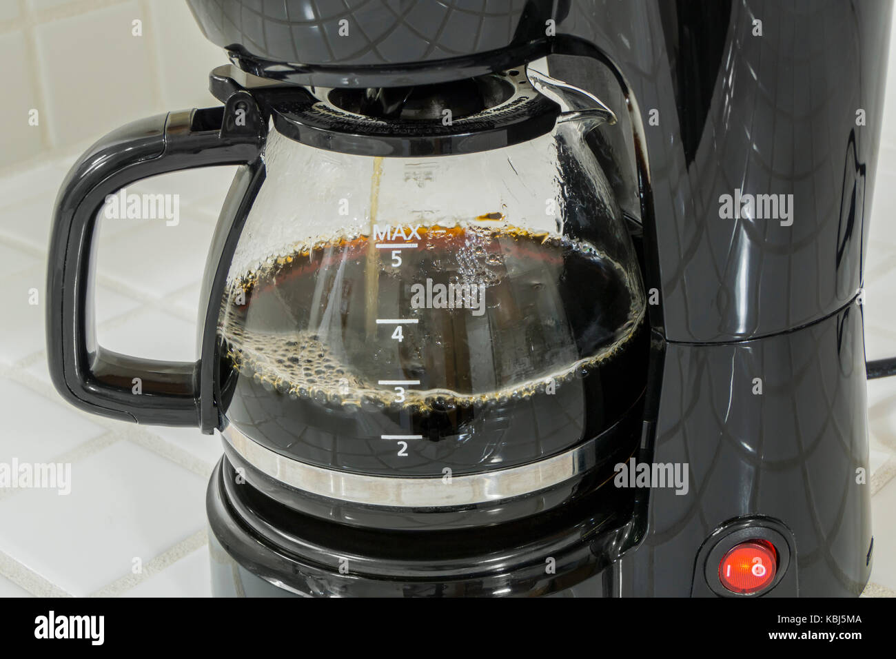 Kaffeemaschine Topf in der Nähe zu füllen. Stockfoto Kaffeemaschine Topf in der Nähe zu füllen. Stockfoto