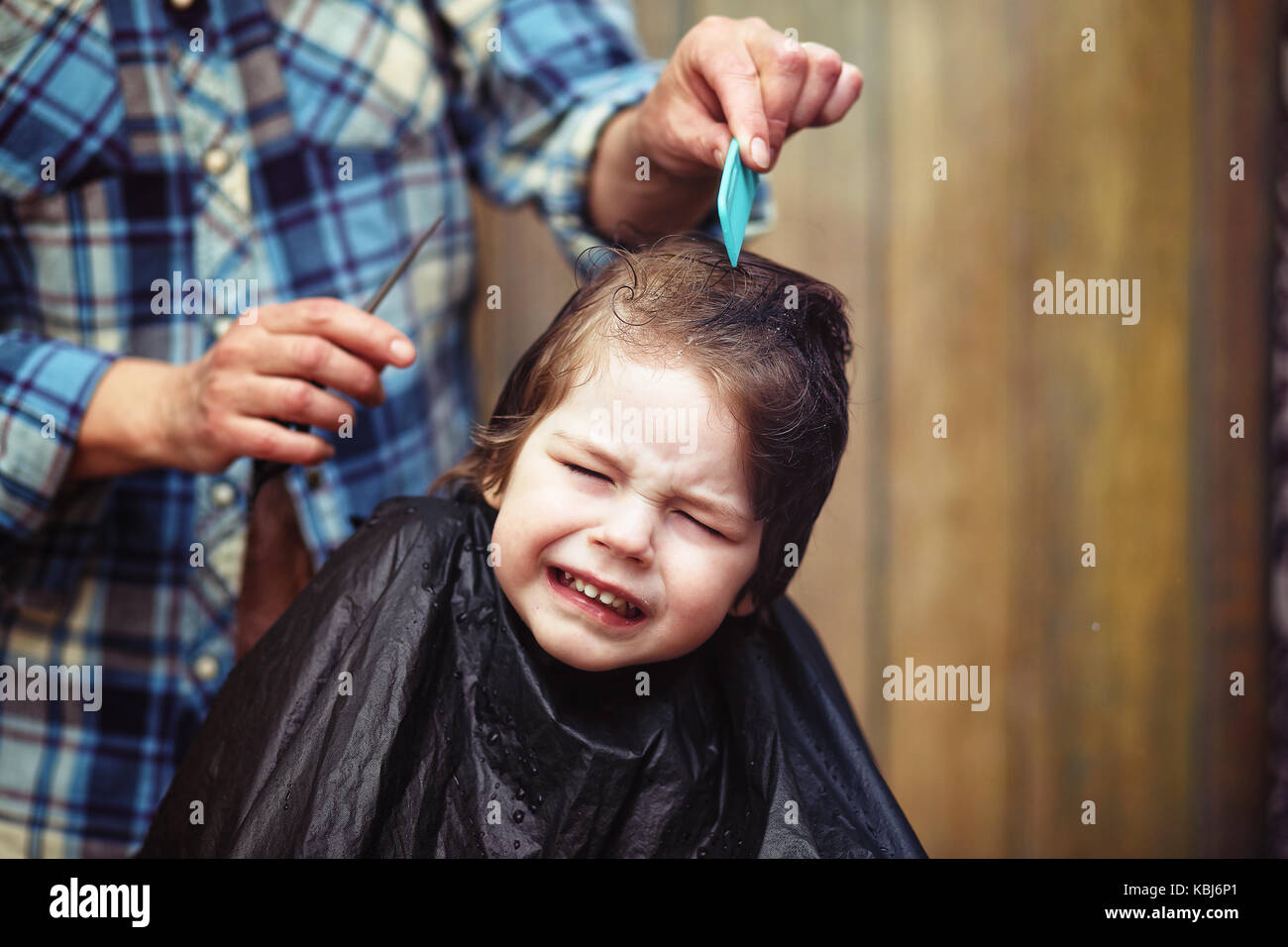 Ein kleiner Junge ist in der Friseur getrimmt Stockfoto