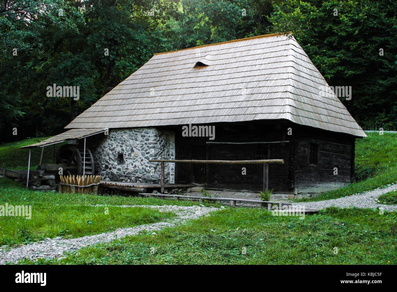 Ein altes, traditionelles Mühle Haus im Wald Stockfoto