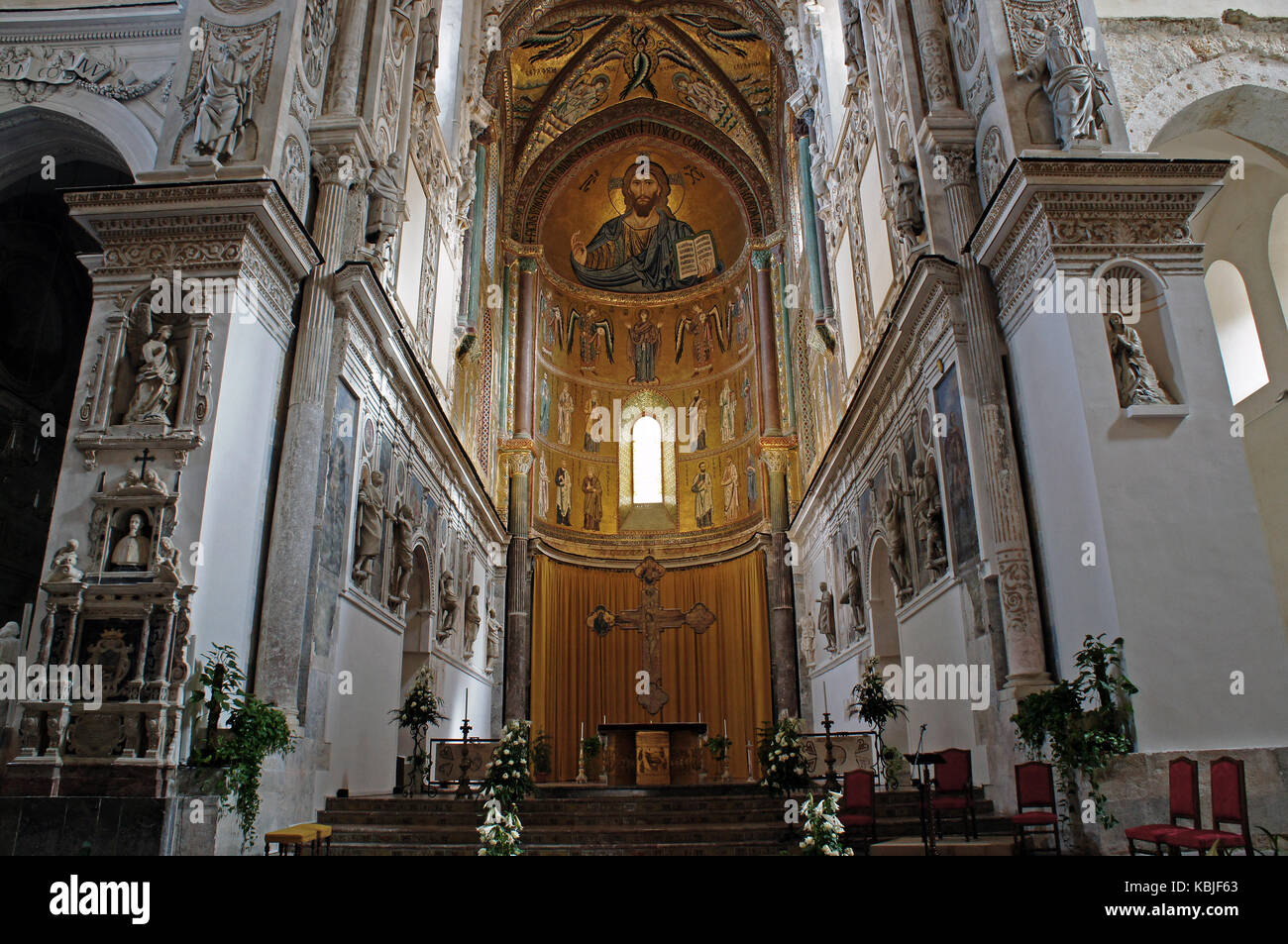 Innenraum der Kathedrale von Cefalù mit Mosaik von Christus Pantokrator in der Apsis, Sizilien, Italien Stockfoto