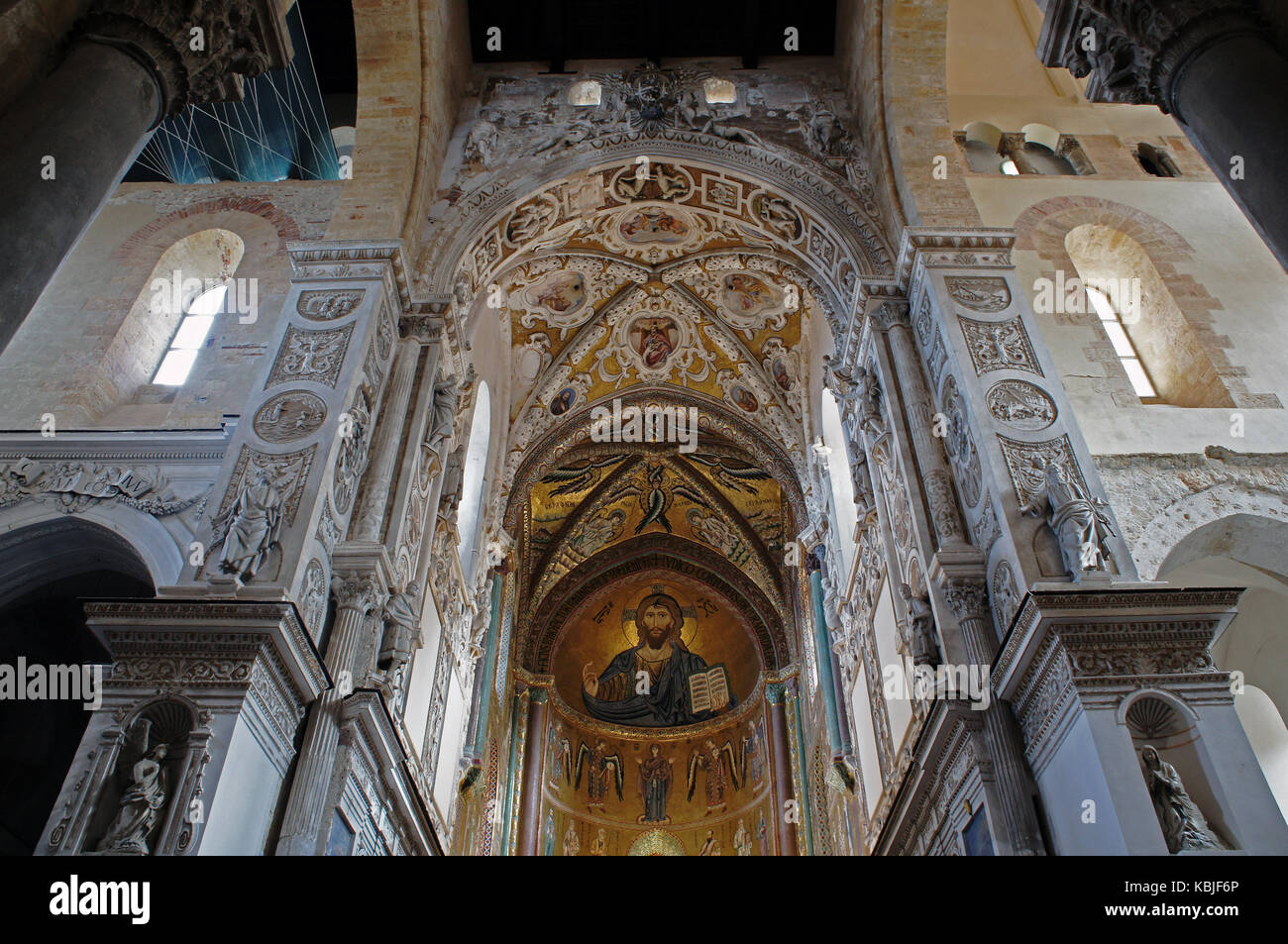 Innenraum der Kathedrale von Cefalù mit Mosaik von Christus Pantokrator in der Apsis, Sizilien, Italien Stockfoto