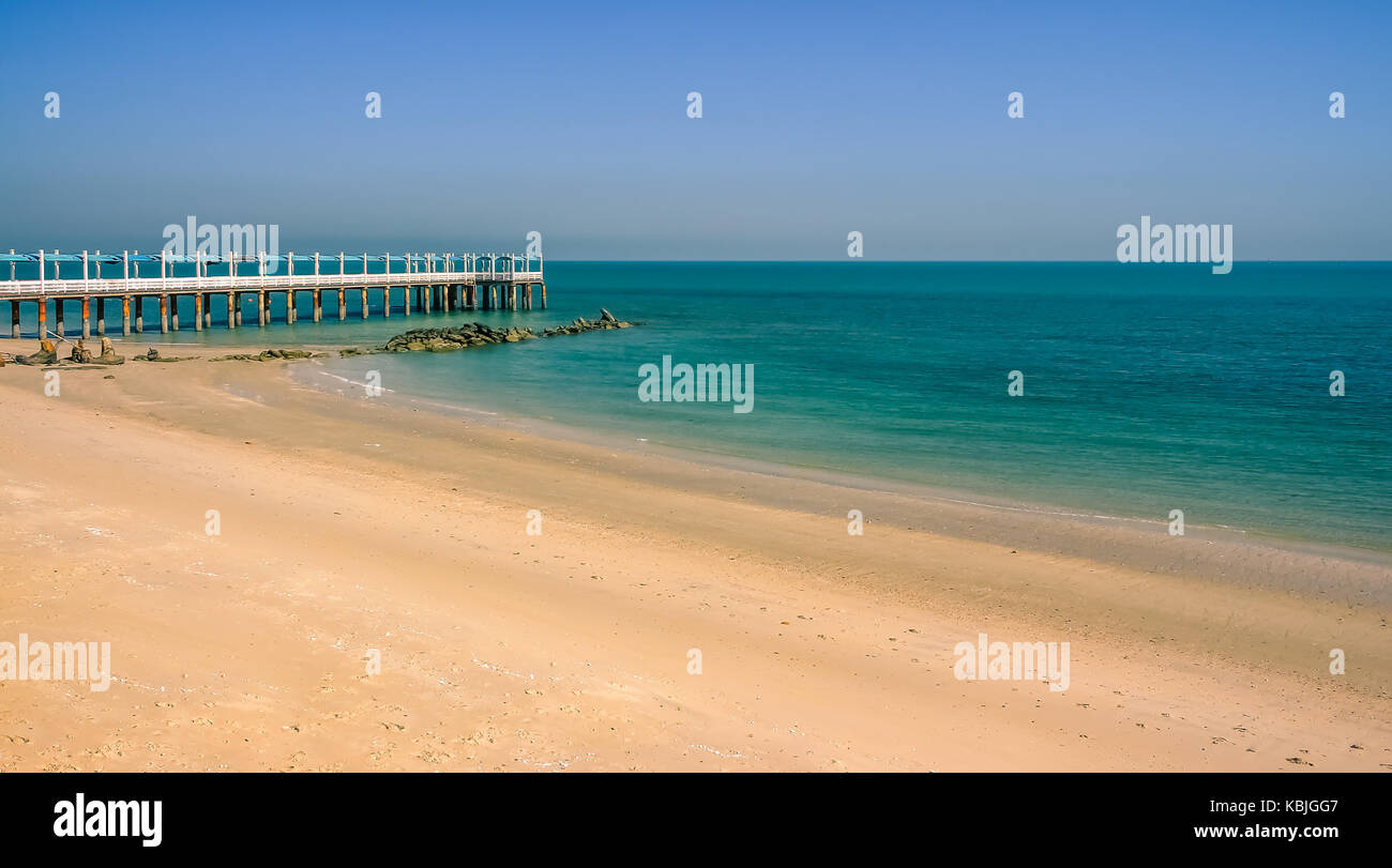 MESSILA, KUWAIT - 3. SEPTEMBER 2015 - eine Anlegestelle am Strand in Messila mit Blick auf den Golf Meer am 3. September 2015 in Kuwait. Stockfoto