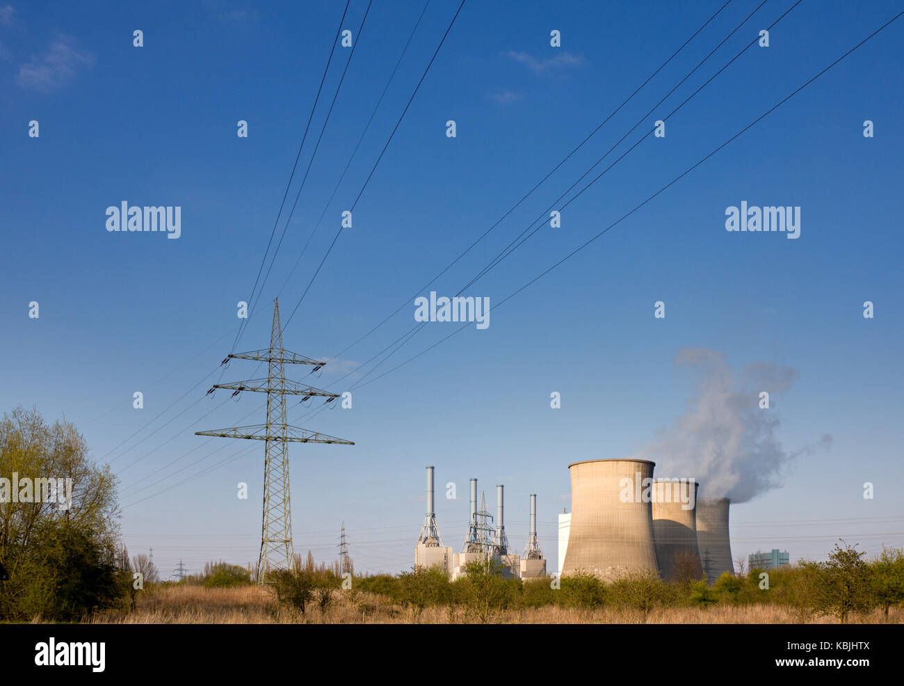 Ein Kohlekraftwerk mit einem hohen Strom Pylon in der Nähe. Stockfoto