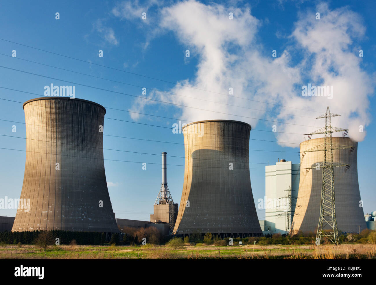 Drei große Kühltürme eines Kohlekraftwerks. Stockfoto