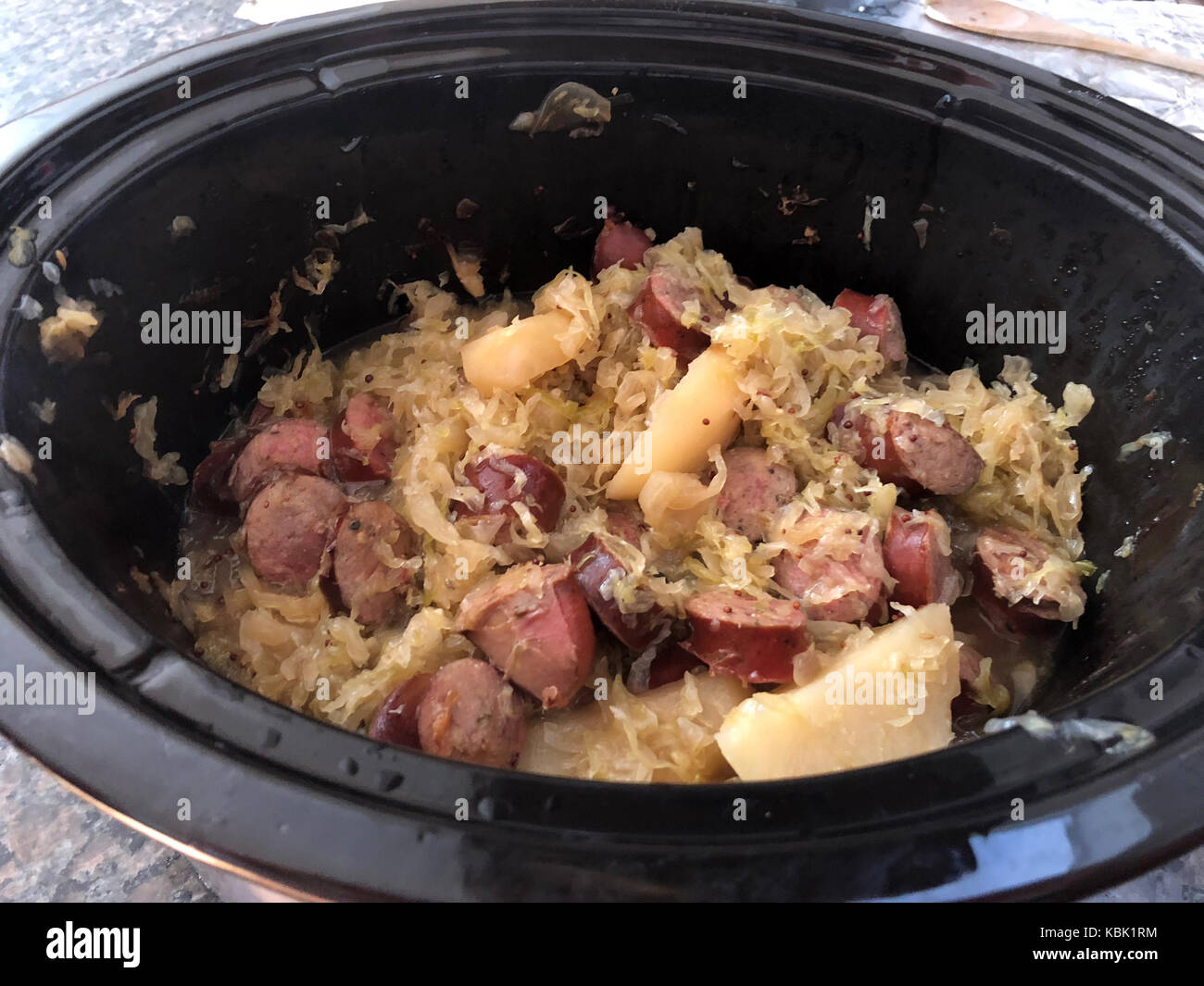 Slow Cooker voller Sauerkraut und polnische Wurst Stockfoto