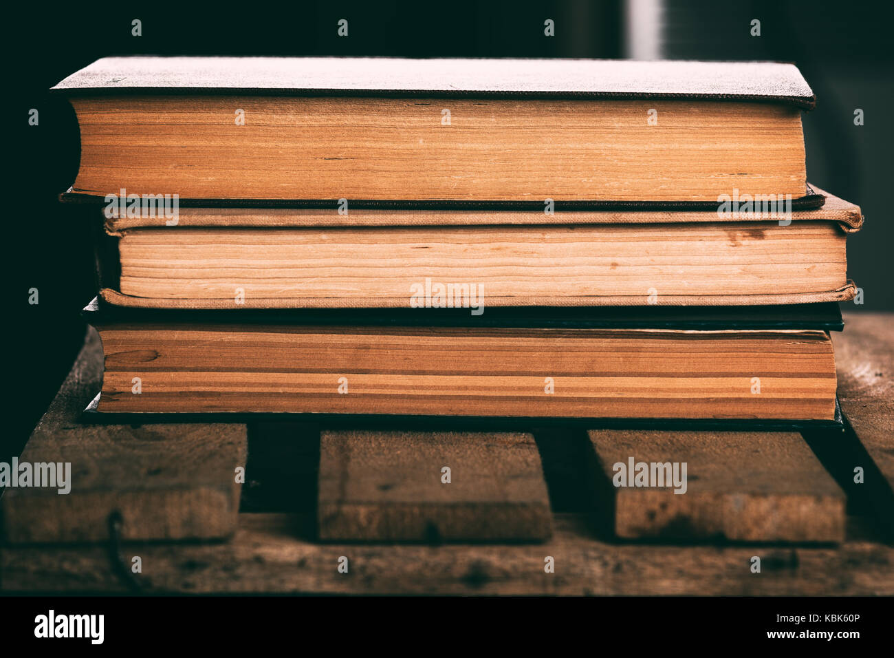 Alte Bücher auf Holztisch Stockfoto