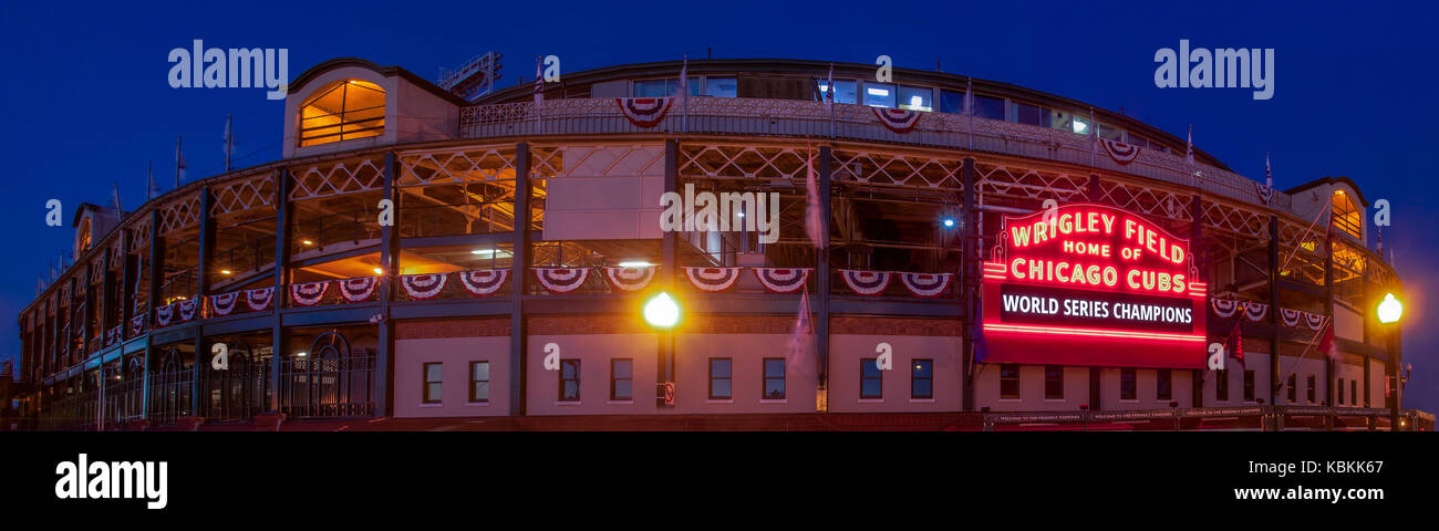 Panorama von Wrigley Field in der Dämmerung mit dem eingangsschild der Deklaration der Chicago Cubs als World Series Champions. Stockfoto