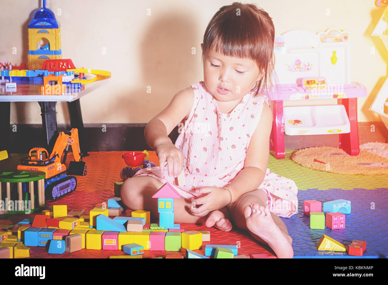 Kind spielen Holzspielzeug Bausteine zu Hause Stockfoto