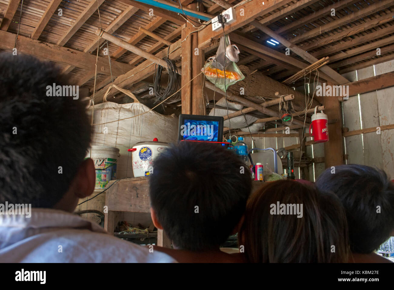 Kinder sind gerade die 1950er Version von Cinderella auf einem CD-Player in einem ländlichen Dorf in der Provinz Kampong Cham, Kambodscha. Stockfoto