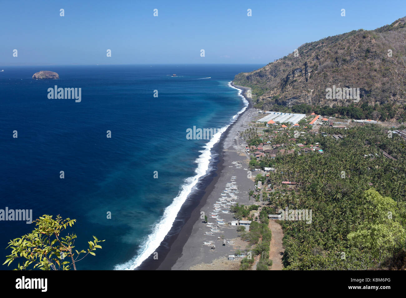 Der Blick von der Klippe an der Unterseite der Ozean im Osten der Insel Bali, Indonesien Stockfoto