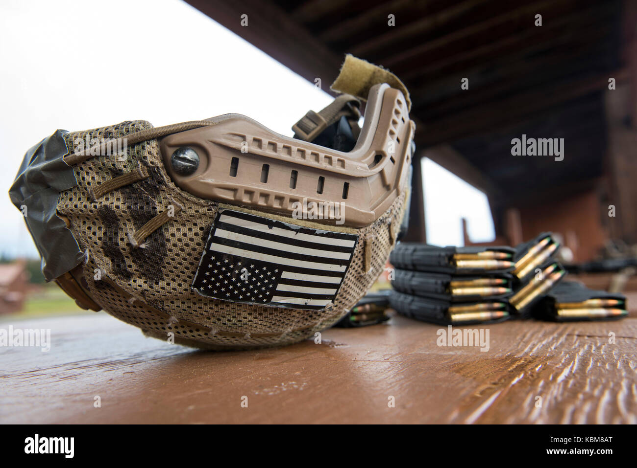 Einen taktischen Helm und voll M4 Carbine Zeitschriften Stockfoto