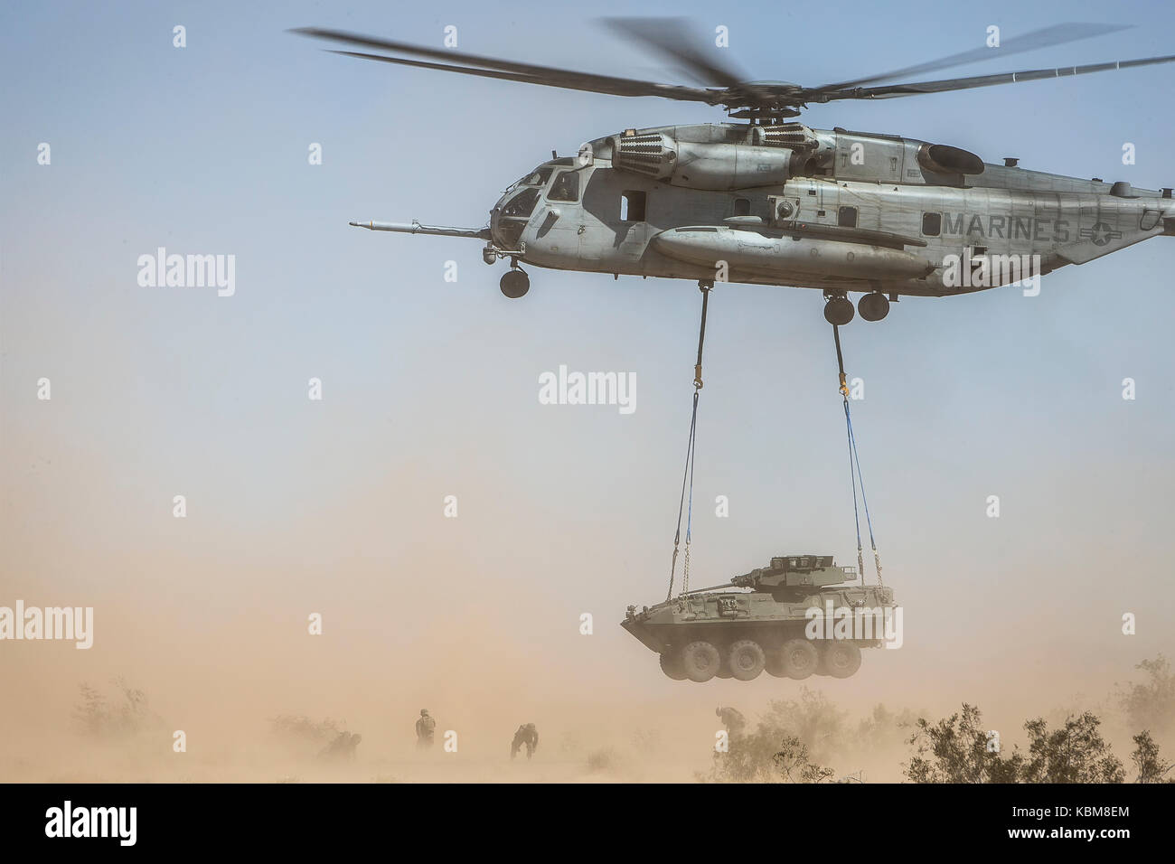 Ein CH-53E Super Stallion hebt ein leicht gepanzertes Fahrzeug 25 während eines externen Heben Übung während der Waffen und Taktiken Instructor Kurs (WTI) Stockfoto