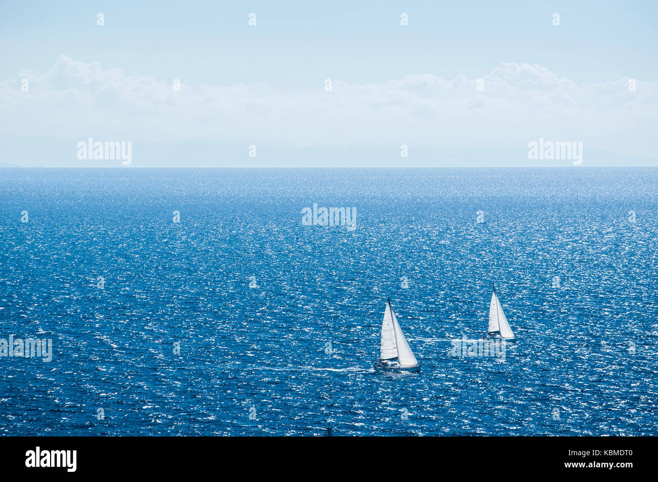 Segelboote Segeln in der Meerenge von Bonifacio, Strecke des Meeres zwischen Korsika und Sardinien, das Tyrrhenische aus dem westlichen Mittelmeer trennt Stockfoto
