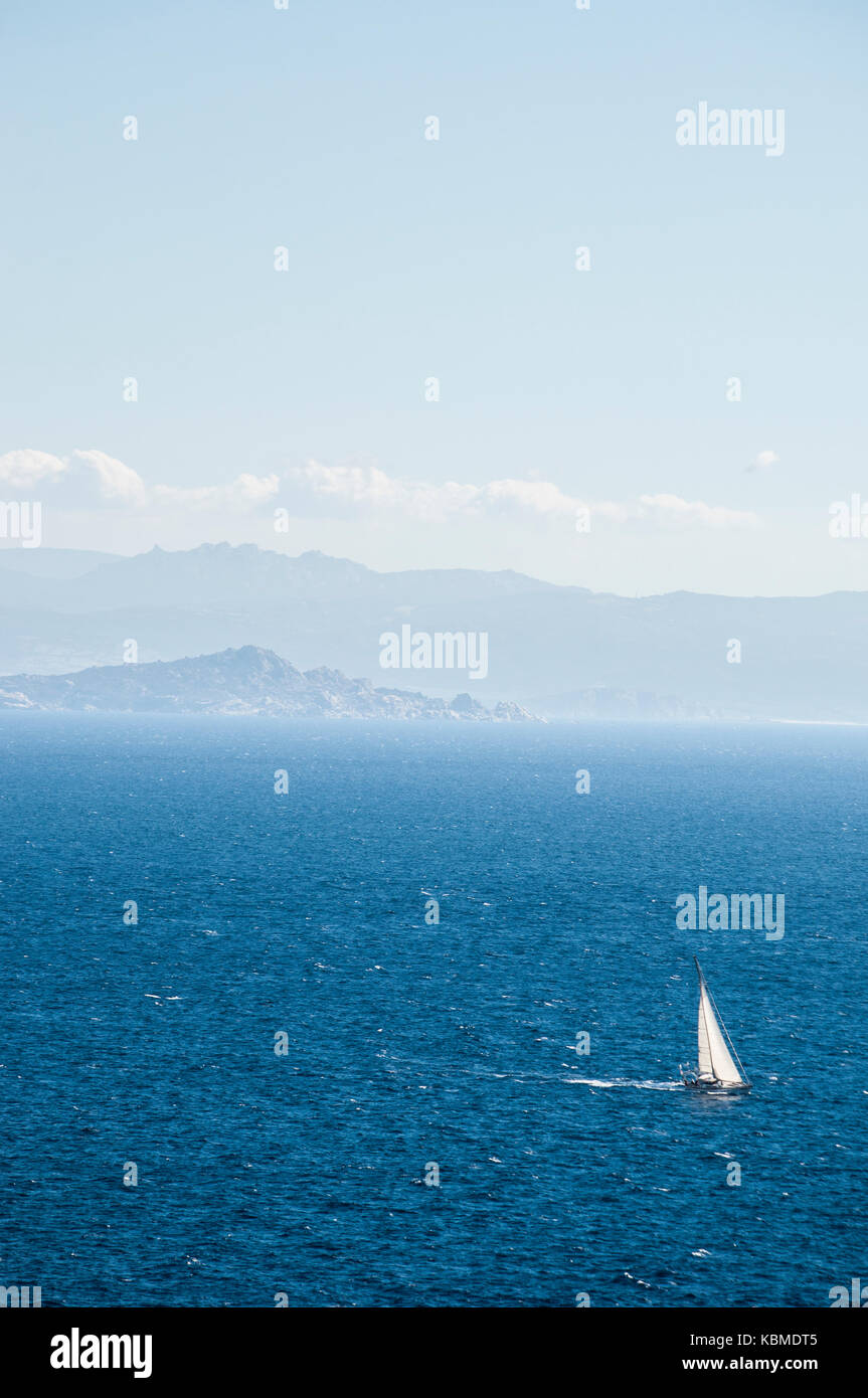 Segelboot Segeln in der Meerenge von Bonifacio, Strecke des Meeres zwischen Korsika und Sardinien, das Tyrrhenische aus dem westlichen Mittelmeer trennt Stockfoto