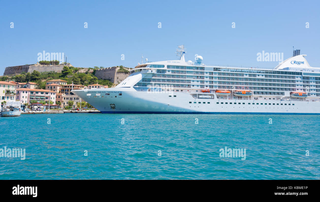 Italienische Mittelmeer Kreuzfahrt Urlaub: Seven Seas Voyager, einem luxuriösen Kreuzfahrtschiff für Regent Seven Seas Cruises im Hafen von Portoferraio verankert, Toskana Stockfoto