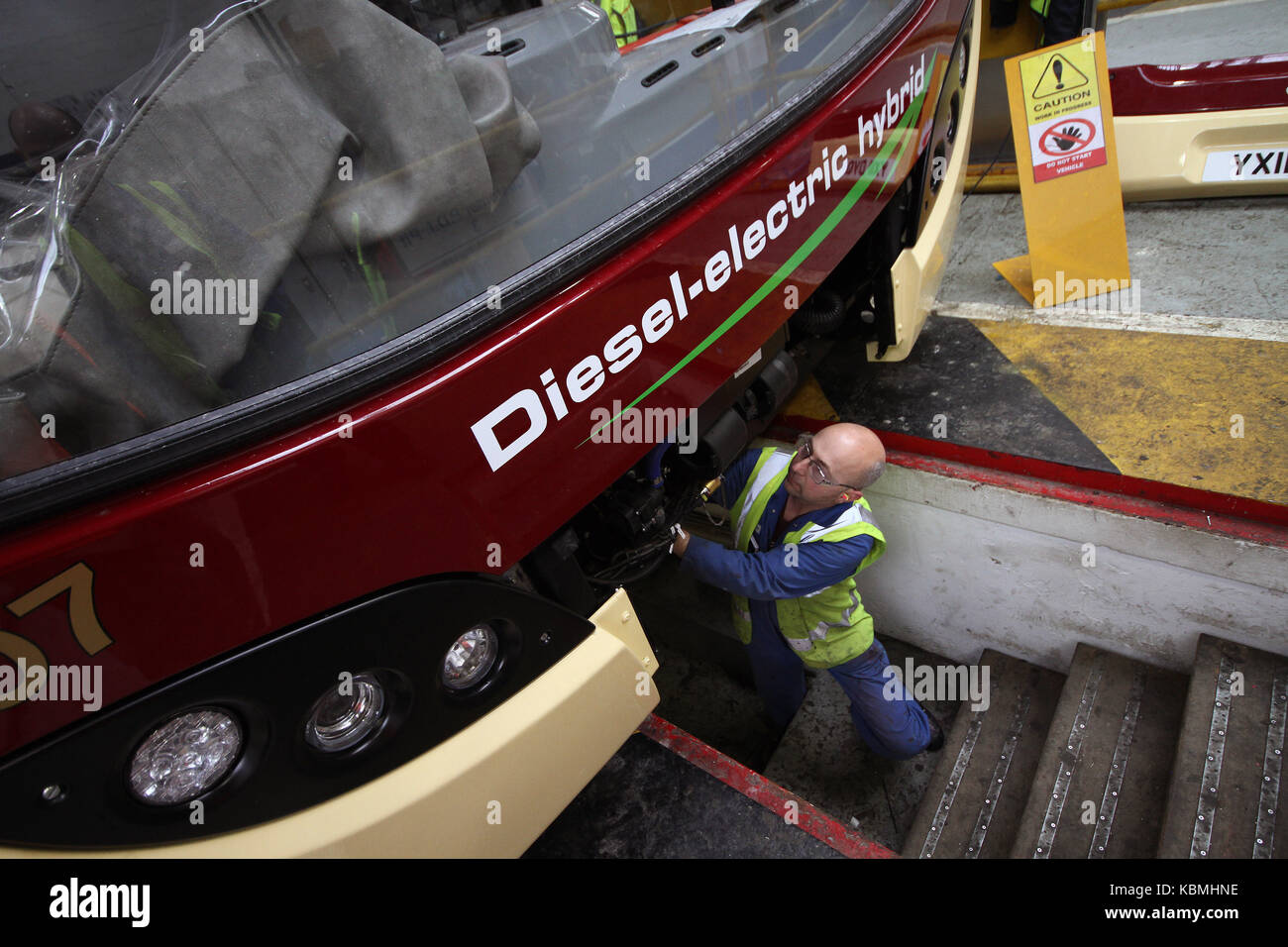 Mechaniker unternehmen Wartung am Bus Stockfoto