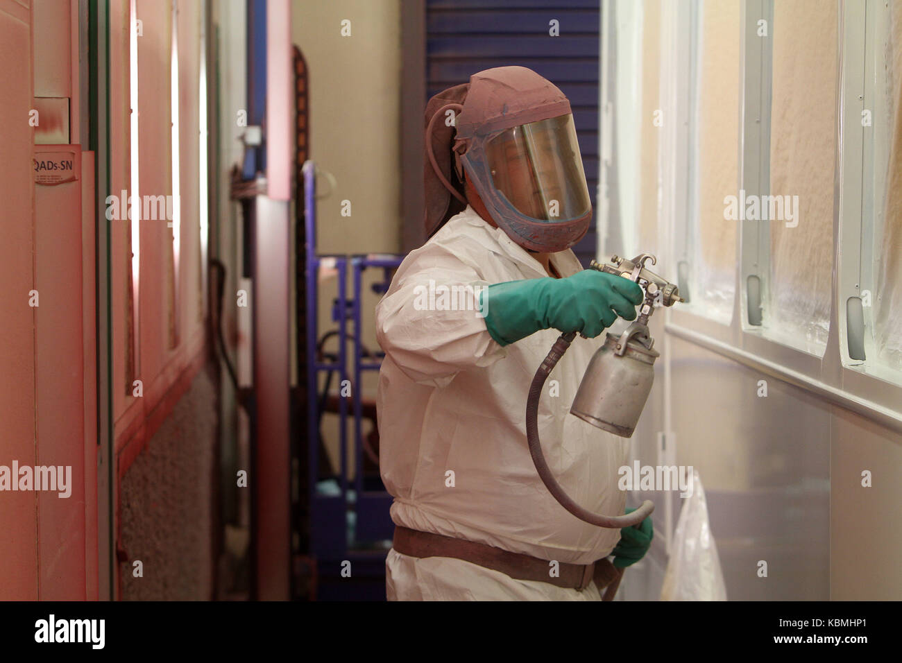 Maler spritzen neue Bus Stockfoto