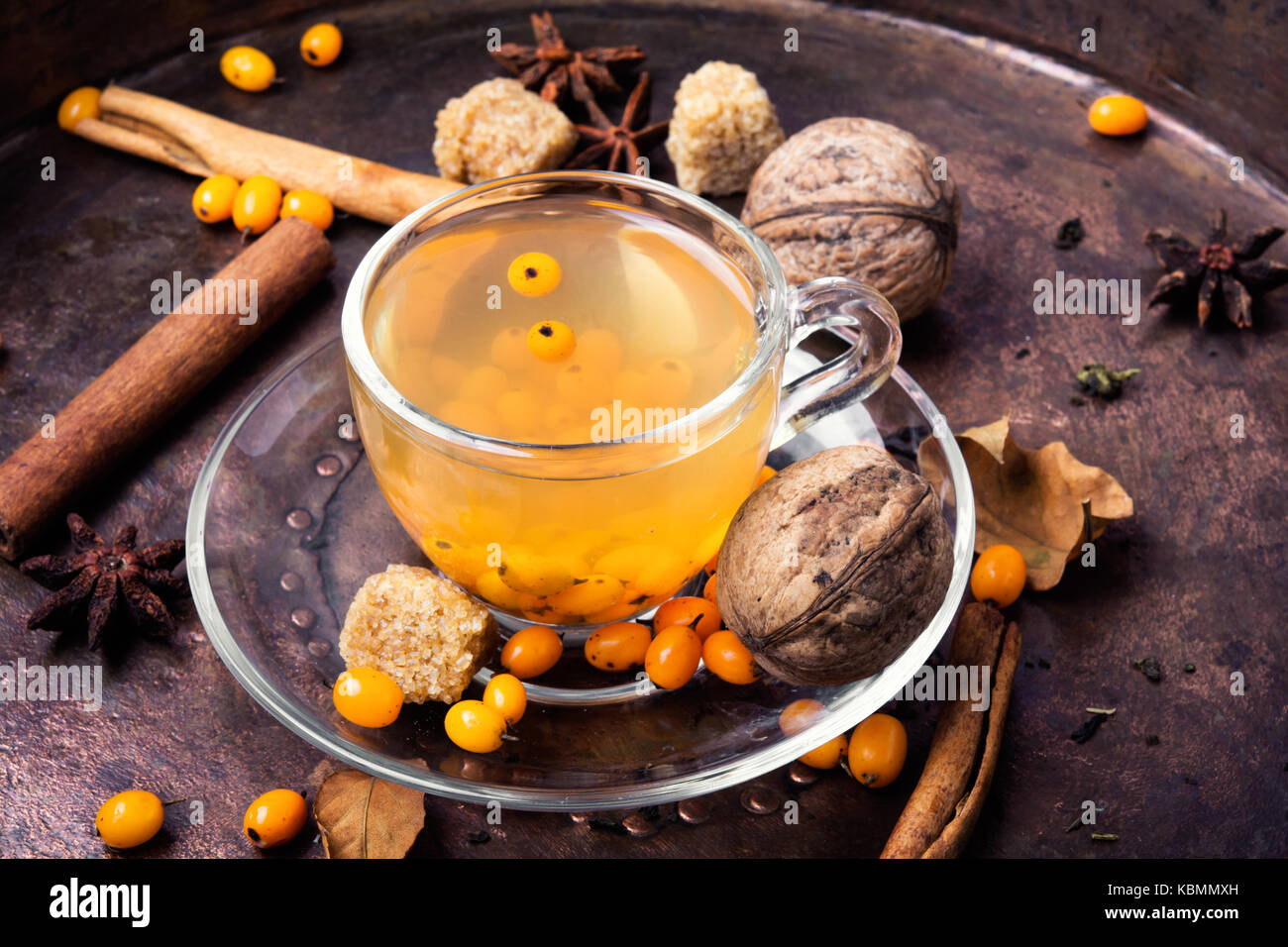 Schale mit heilenden Tee mit Sanddorn auf hölzernen retro Hintergrund Stockfoto