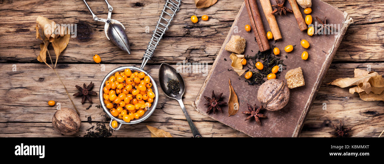 Kaffee mit Beeren im Herbst Sanddorn, Nüssen und Gewürzen Stockfoto