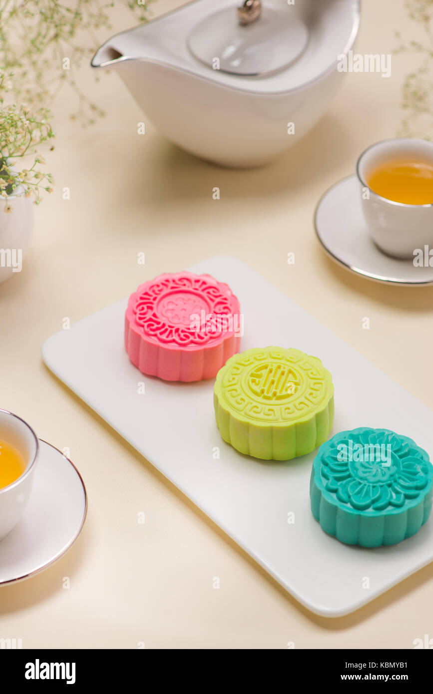 Chinesische traditionelle Köstlichkeit Mooncake auf dem Tisch. Stockfoto