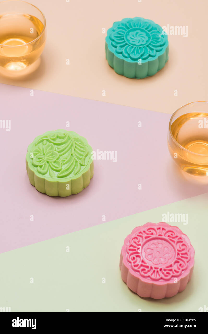 Chinesische traditionelle Köstlichkeit Mooncake auf dem Tisch. Stockfoto