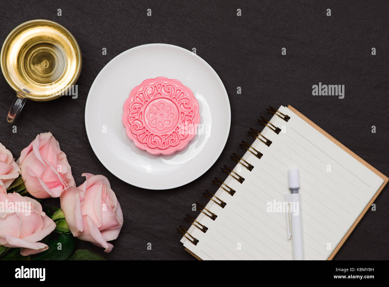Chinesische traditionelle Köstlichkeit Mooncake auf dem Tisch. Stockfoto