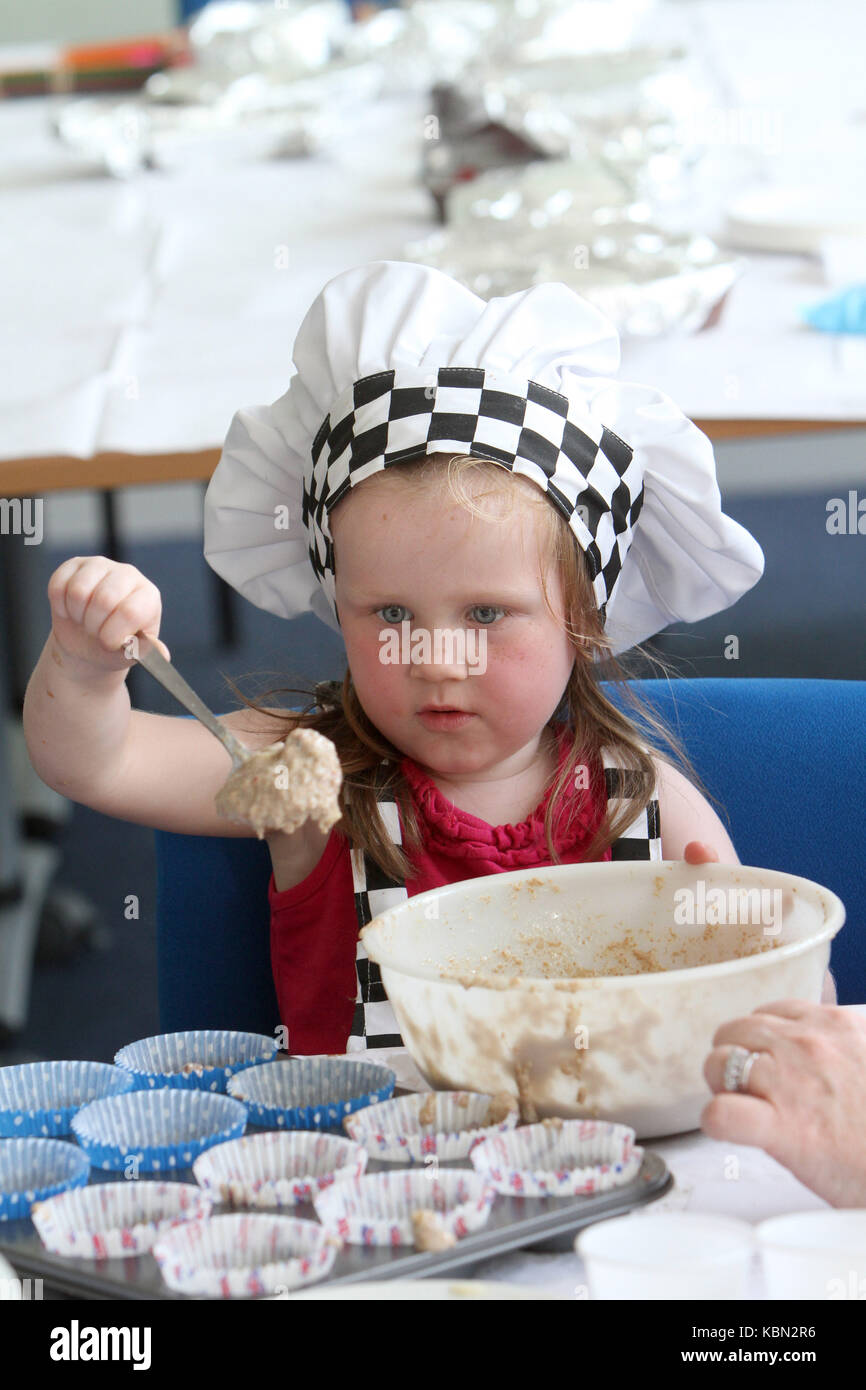 Junge Mädchen kochen lernen Stockfoto