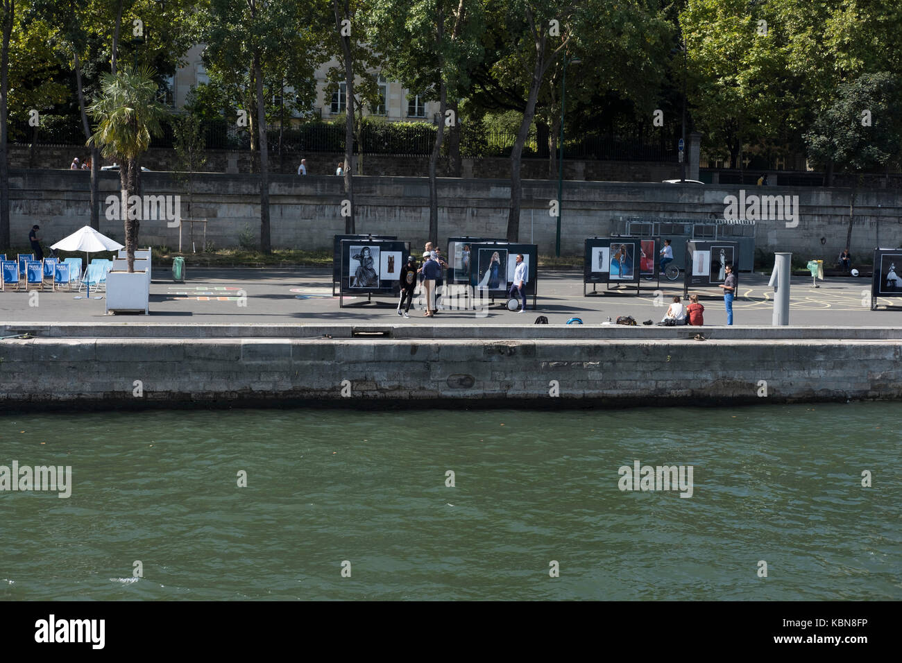 Kunstausstellung an der Seine Stockfoto