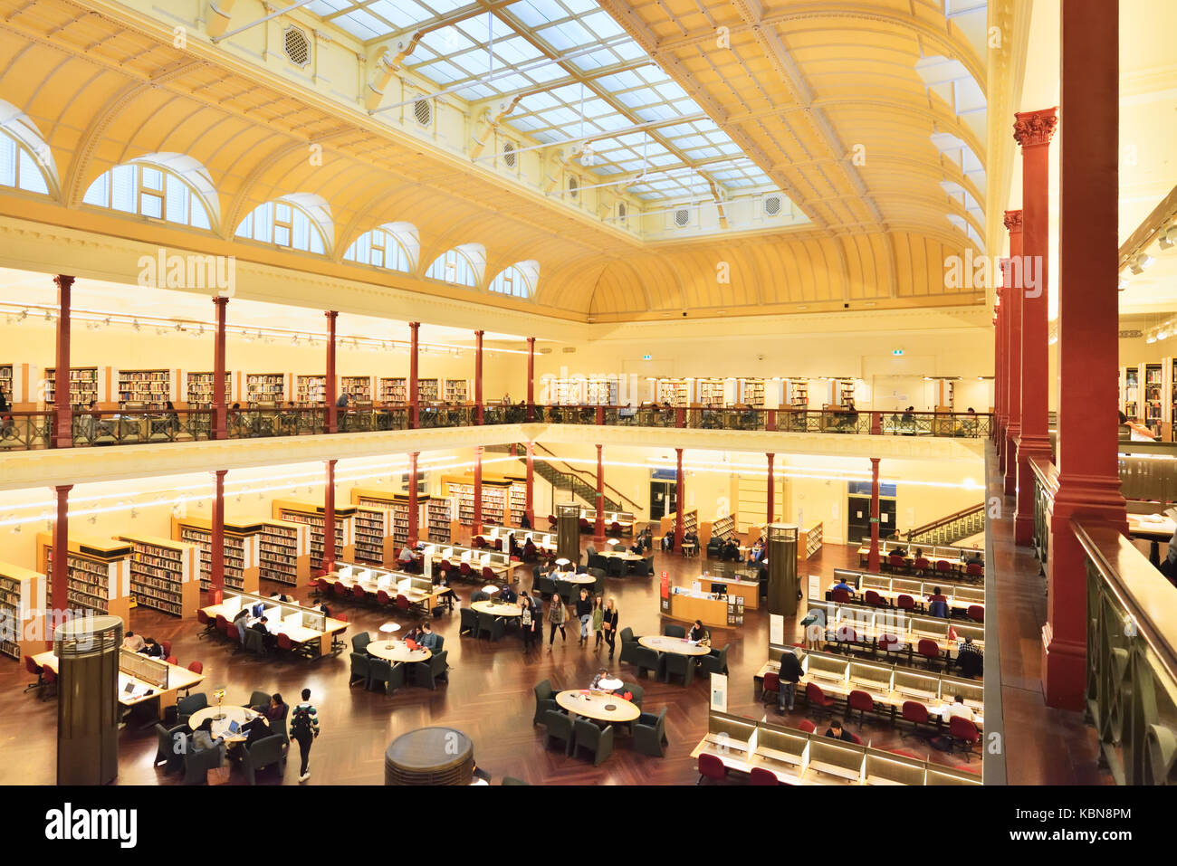 Australien Melbourne: Staatsbibliothek von Victoria. Zweite Etage des Redmond Barry Leseraum mit Blick auf den Lesesaal und die Besucher. Stockfoto