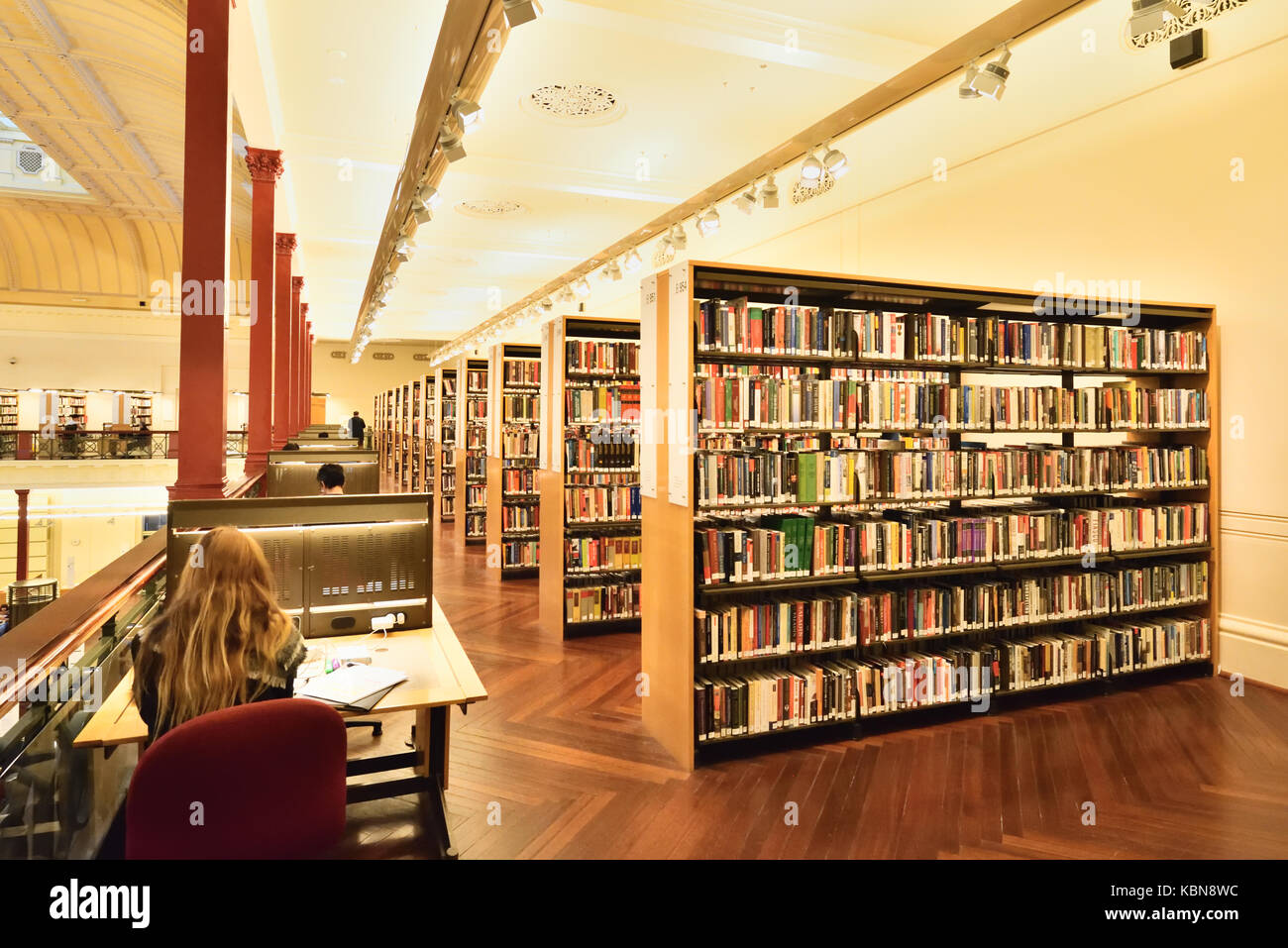 Australien Melbourne: Staatsbibliothek von Victoria. Besucher Studium an der Lesung Schreibtisch neben Reihen der Regale. Stockfoto