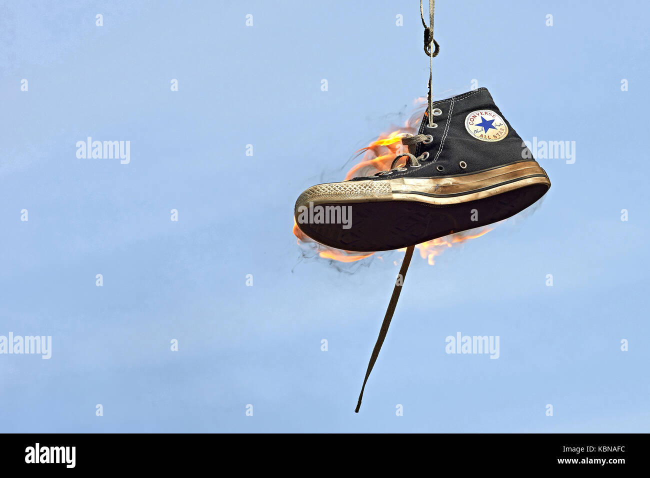 Brennende converse vor blauem Himmel Stockfoto