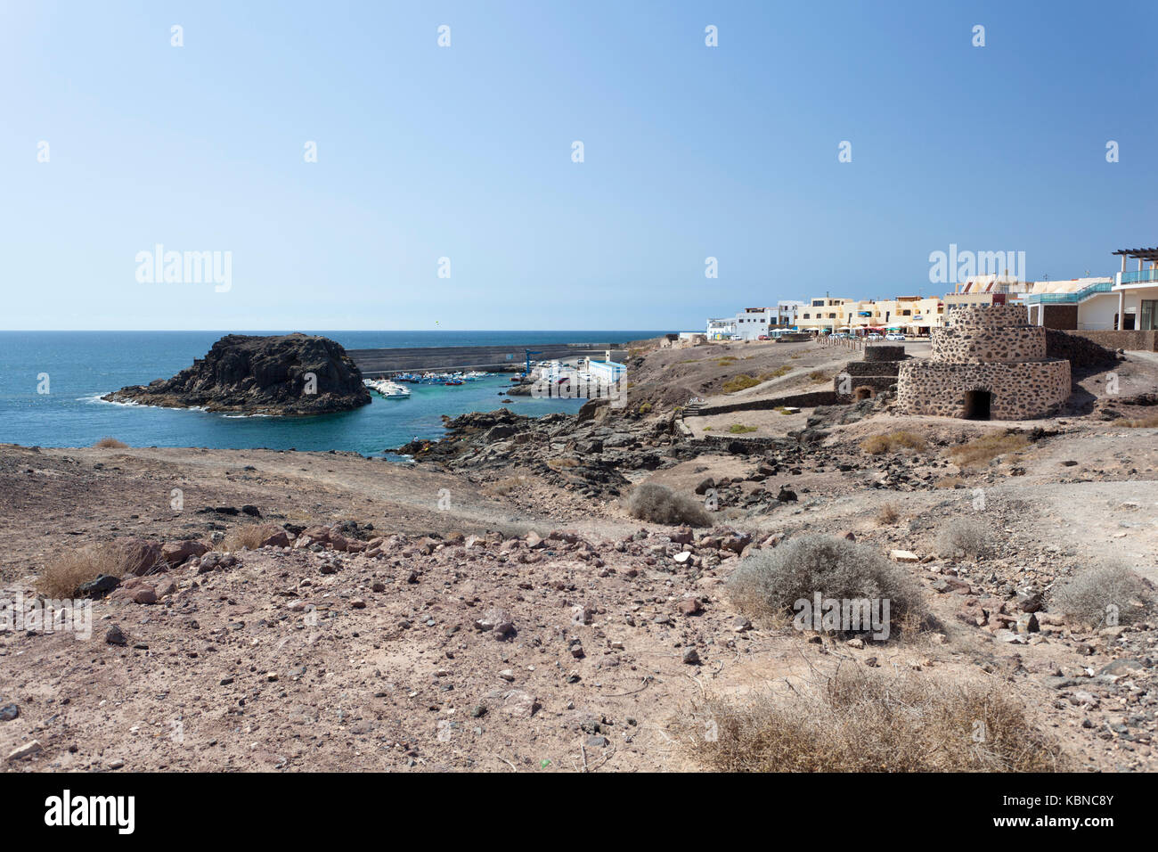 Raue Küstenlinie und Hafen in El Cotillo, Fuerteventura Stockfoto