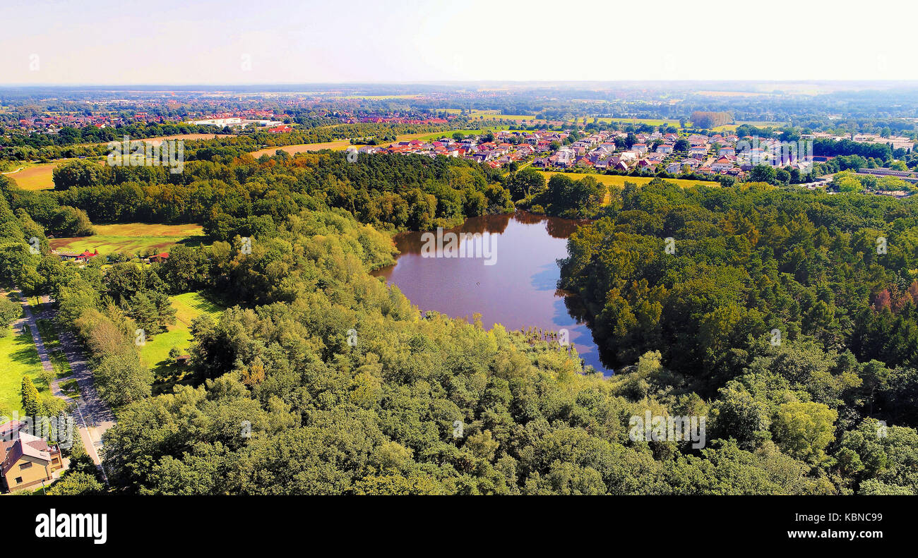 Luftaufnahme eines alten gig Teich in Wolfsburg, Deutschland, Luftaufnahme, die von einer Drohne Stockfoto