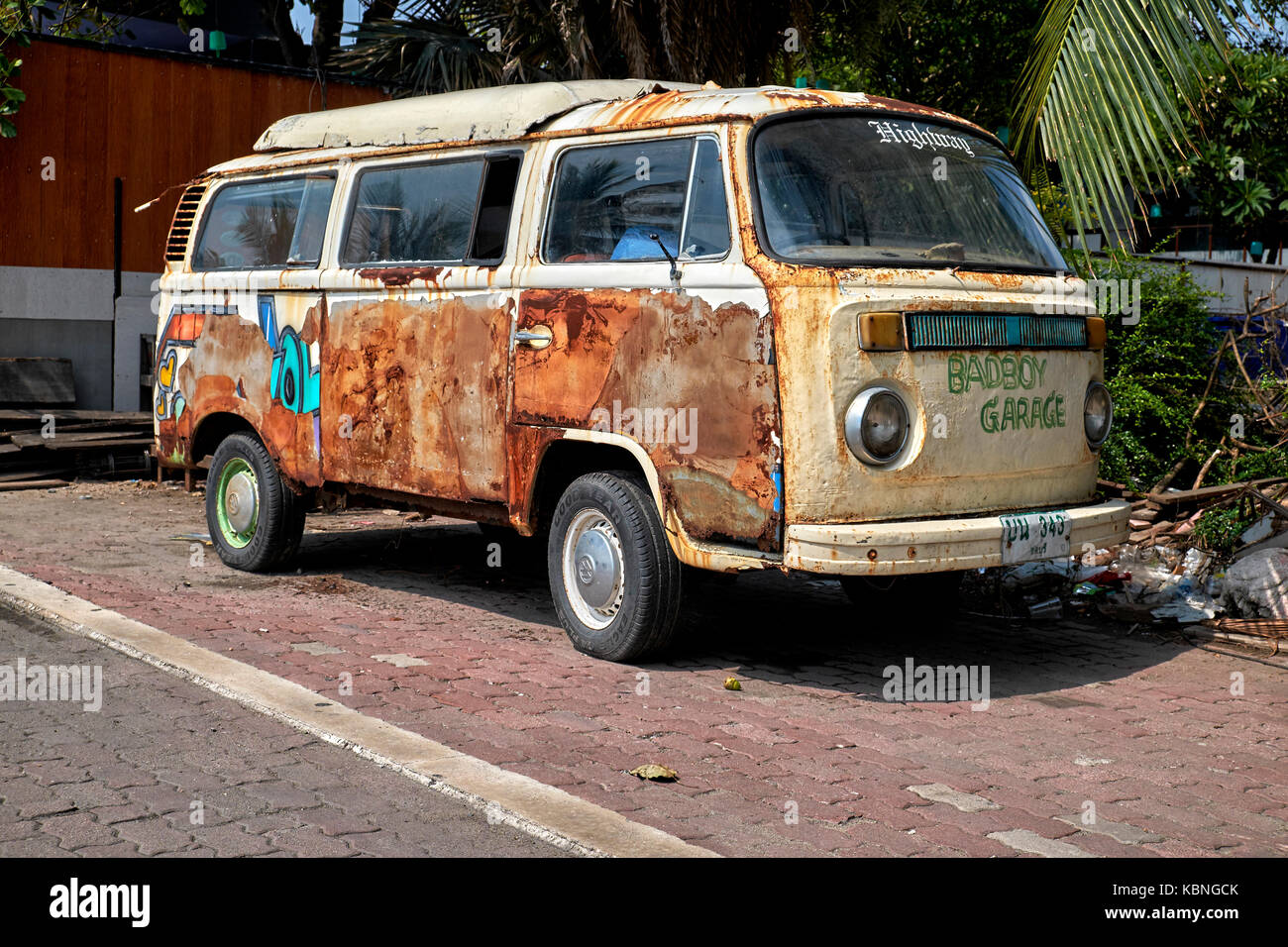 Vernachlässigt und rostigen VW Campingbus. Volkswagen Wohnmobil Stockfoto