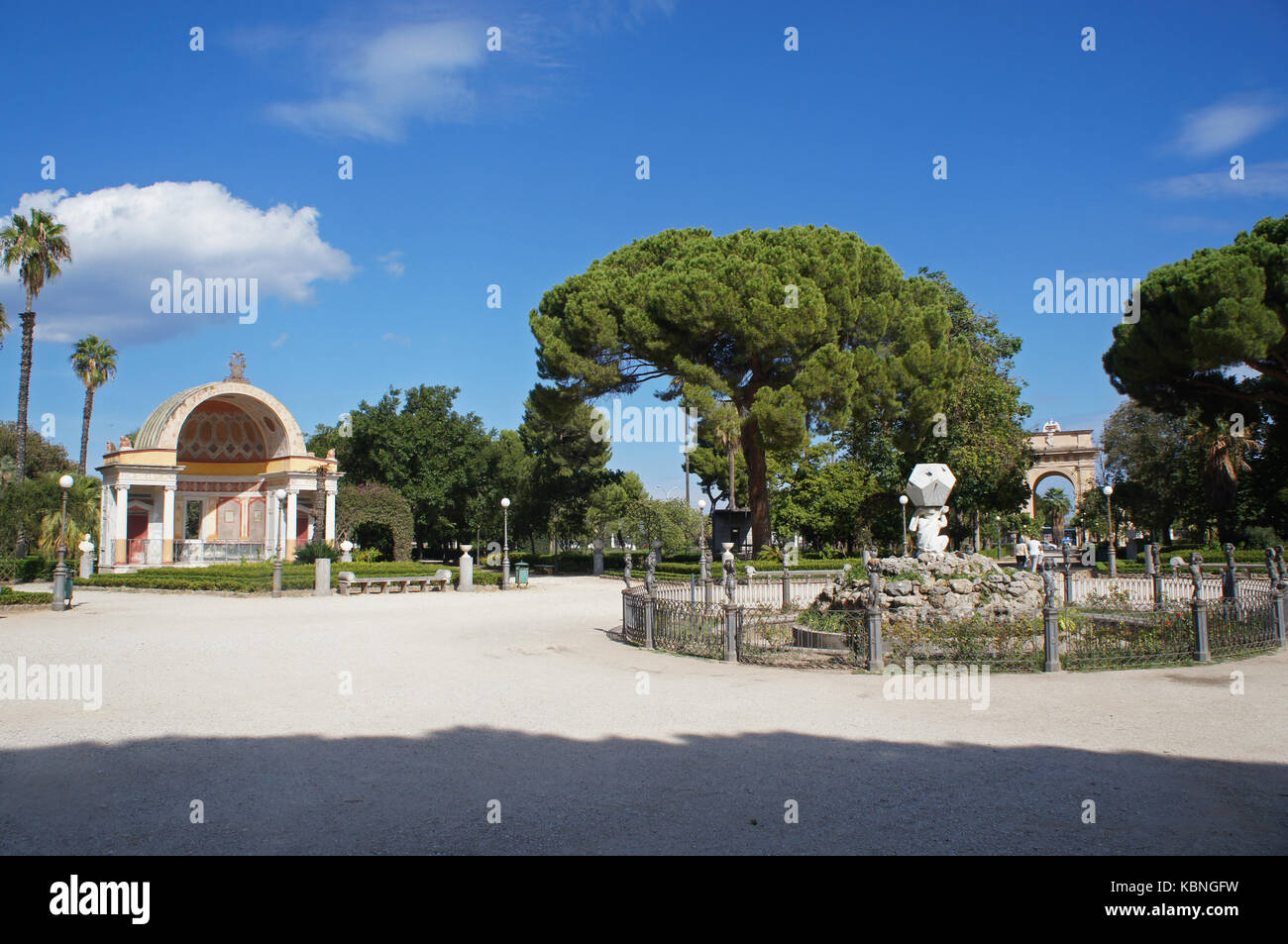 Die südlichen Exedra und die Fontäne in der Mitte der Villa Giulia Park (Villa del Popolo, der Villa Flor) in Palermo, Sizilien, Italien Stockfoto