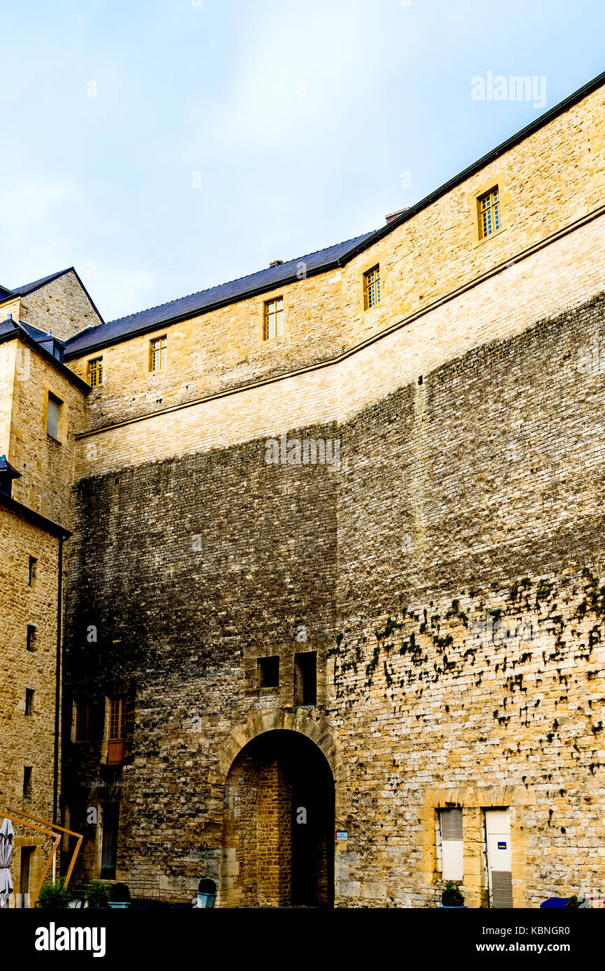 Chateau von Sedan (Ardennen, Frankreich), eine der größten befestigten mittelalterlichen Burg in Europa; Schloss von Sedan (Frankreich) Stockfoto