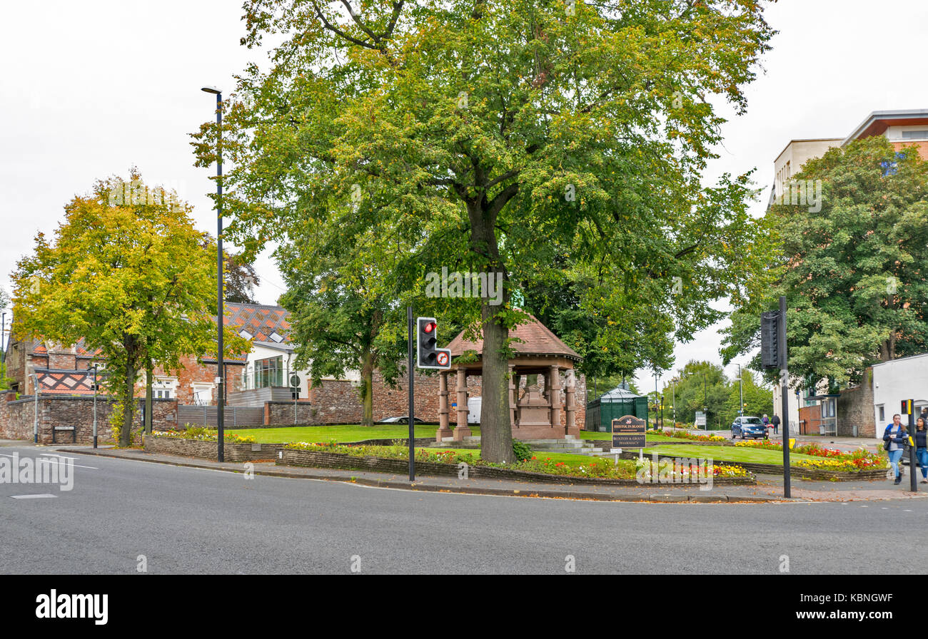 BRISTOL ENGLAND STADTZENTRUM KREISVERKEHR UND TRINKBRUNNEN IN CABSTAND Straße umgeben von Bäumen Stockfoto