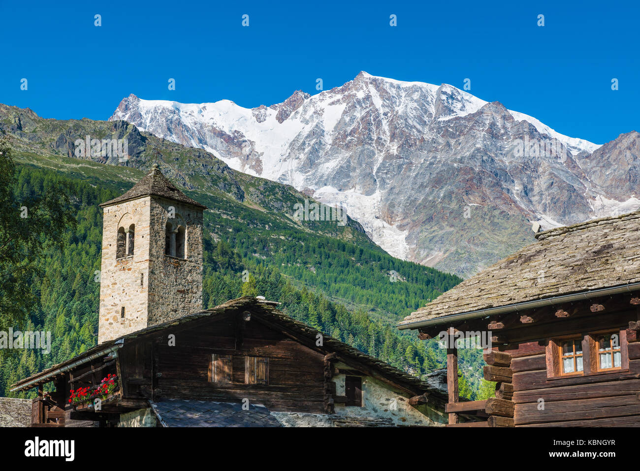 Die Alpen mit Monte Rosa und die spektakulären Osten Wand aus Fels und Eis von der malerischen alpinen Dorf Macugnaga (Staffa), Italien Stockfoto