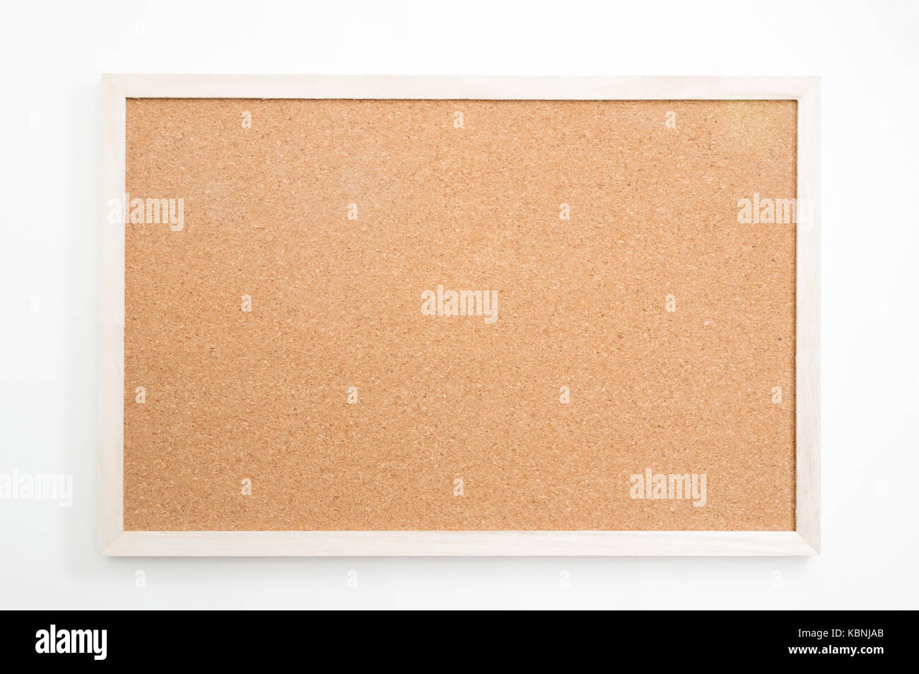 Leere Cork board und Holzrahmen auf weißem Hintergrund mit Freistellungspfad Stockfoto