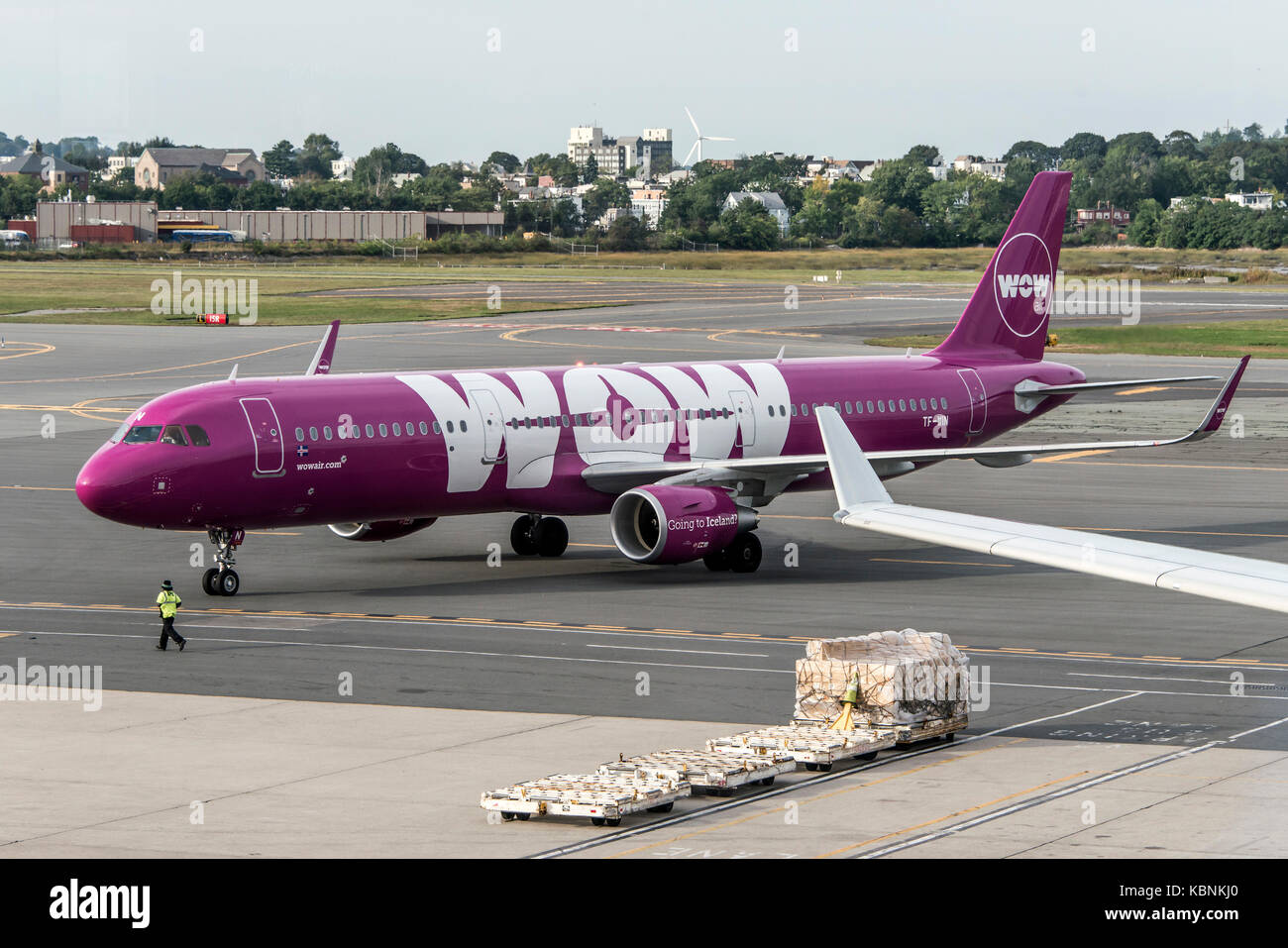 Boston USA 23.09.2017 - purple Airbus A321 Flugzeug von isländische Low-Cost-Unternehmen WOW an, die Sie am Internationalen Flughafen Stockfoto