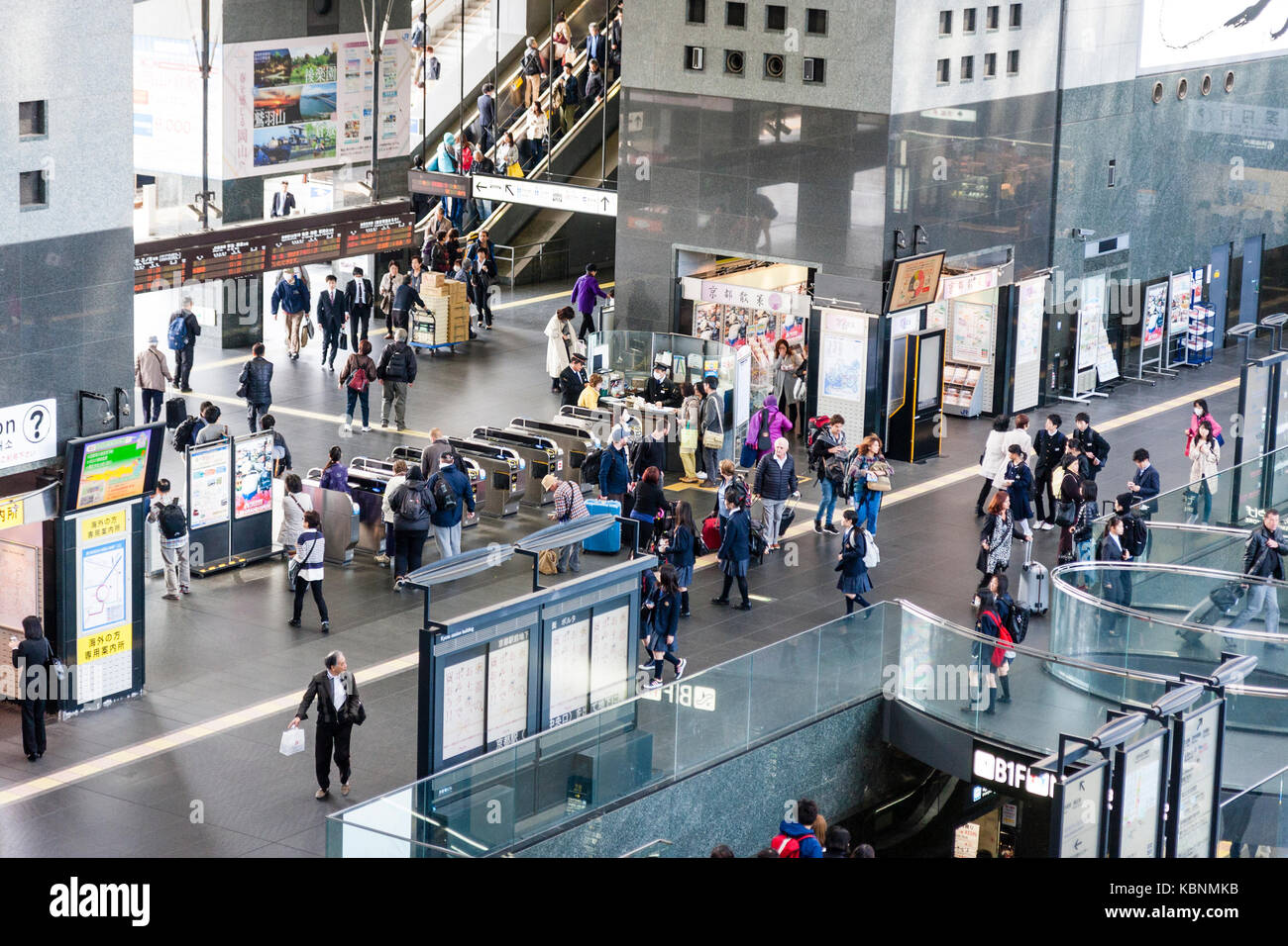 Bahnhof von Kyoto. Massive Gebäude von Hiroshi Hara. Hohe Sicht der ticket Barriere und Pendler, die auf Plattformen. Stockfoto