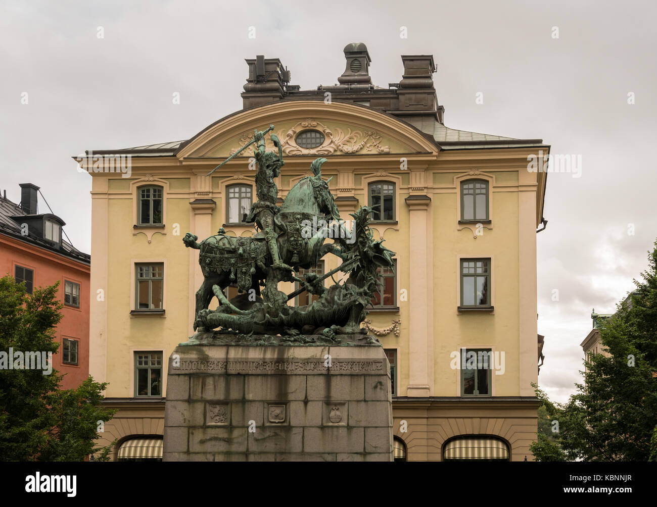 Bronzestatue von St. George und der Drache, der in Stockholm Stockfoto