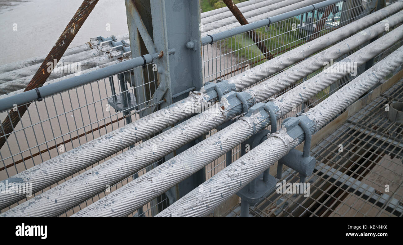 Suspension Kabel in der Mitte der nördlichen Seite der oberen Fahrgastebene von Newport Transporter Bridge, Newport, Großbritannien Stockfoto