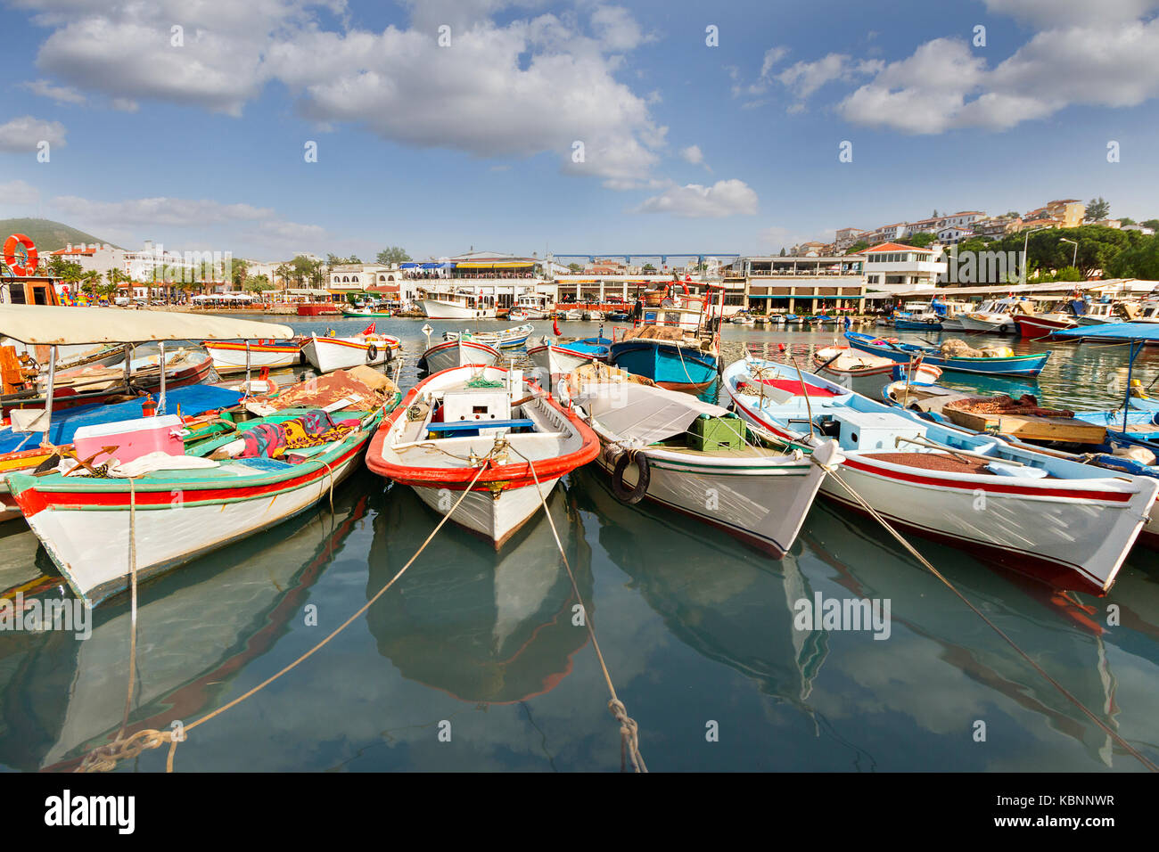 Fischerboote im Hafen von Kusadasi, Türkei. Stockfoto