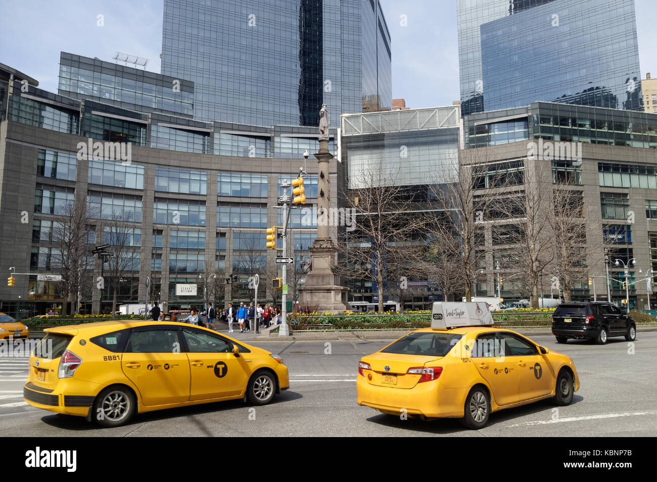 Gelbe Taxis und Fußgänger am Columbus Circle. Stockfoto
